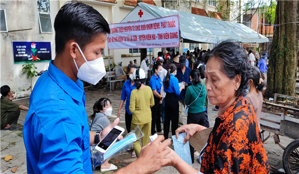 Khám thiện nguyện tổ chức tại Trạm Y tế xã Lại Sơn